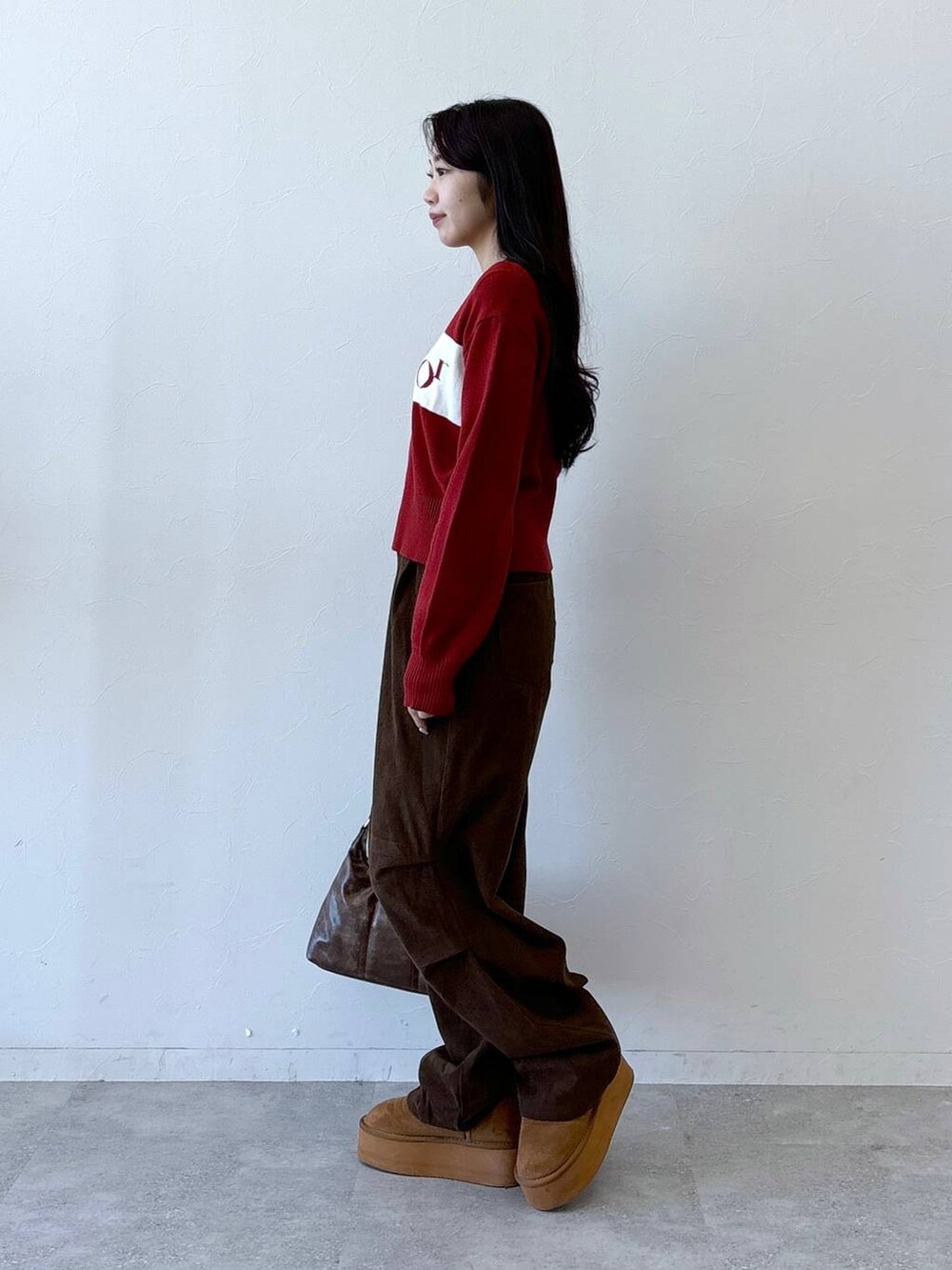 ブラウン系のその他パンツ、ブラウン系のハンドバッグを着用したレディースの冬コーディネートの4枚目の写真