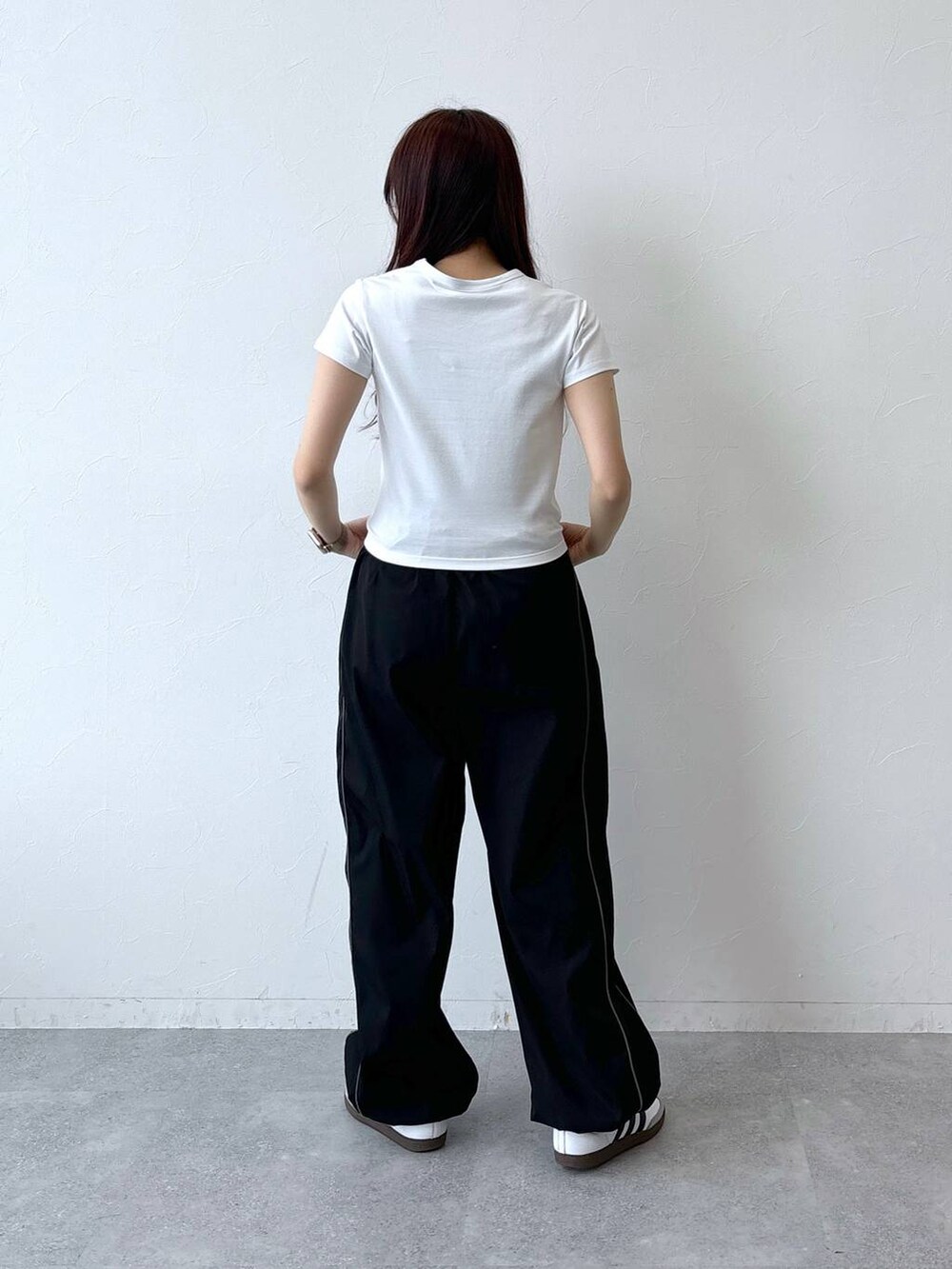 ブラック系のその他パンツ、ホワイト系のTシャツ/カットソーを着用したレディースの夏コーディネートの4枚目の写真