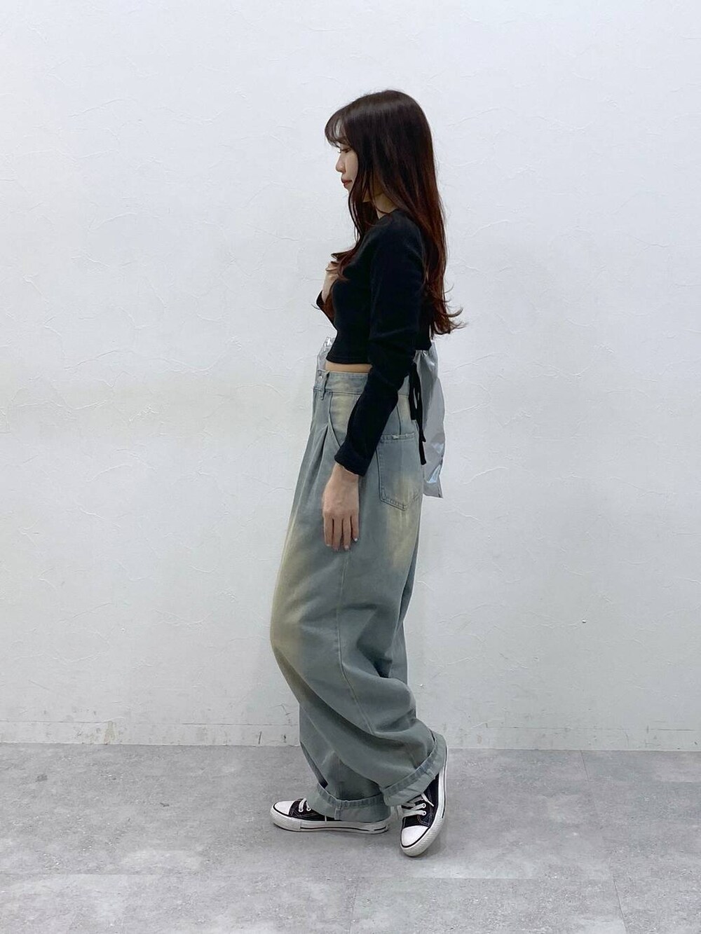 グレー系のトートバッグ、ブルー系のデニムパンツ、ブラック系のTシャツ/カットソーを着用したレディースの春コーディネートの3枚目の写真