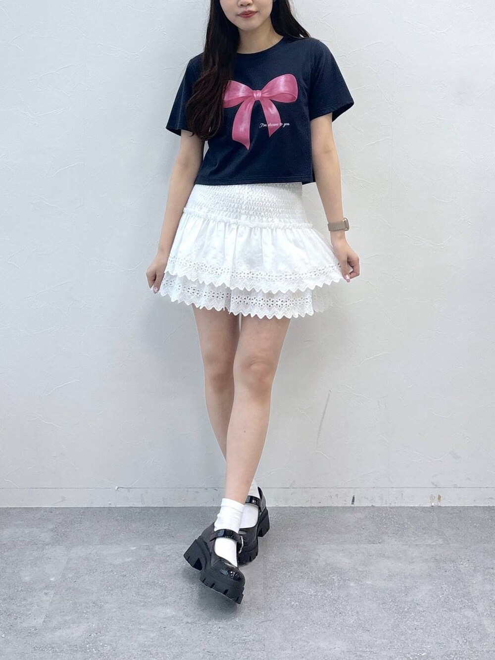 ホワイト系のスカート、ブルー系のTシャツ/カットソーを着用したレディースの春コーディネートの2枚目の写真