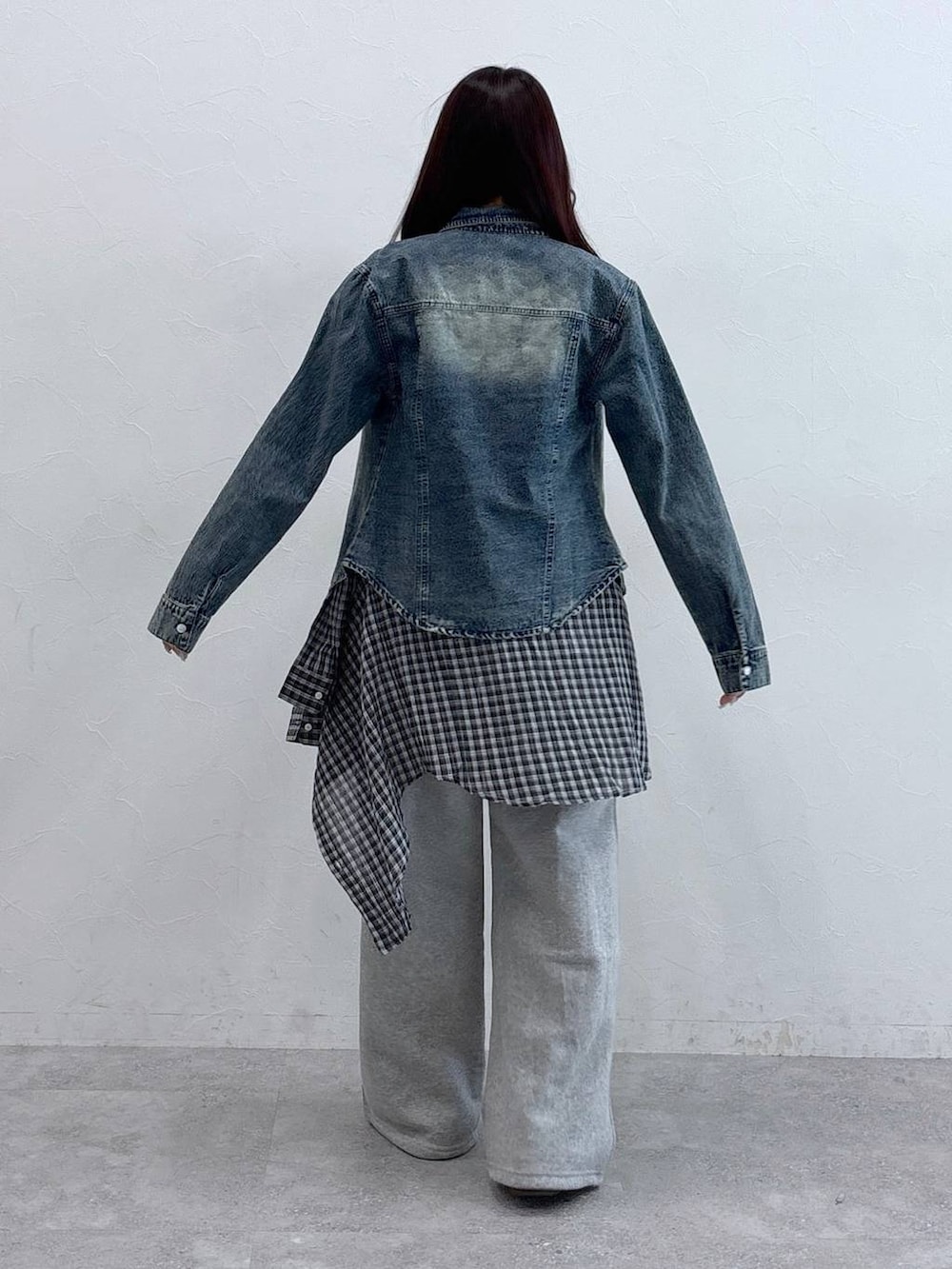 ブルー系のシャツ/ブラウス、ベージュ系のTシャツ/カットソーを着用したレディースの春コーディネートの4枚目の写真