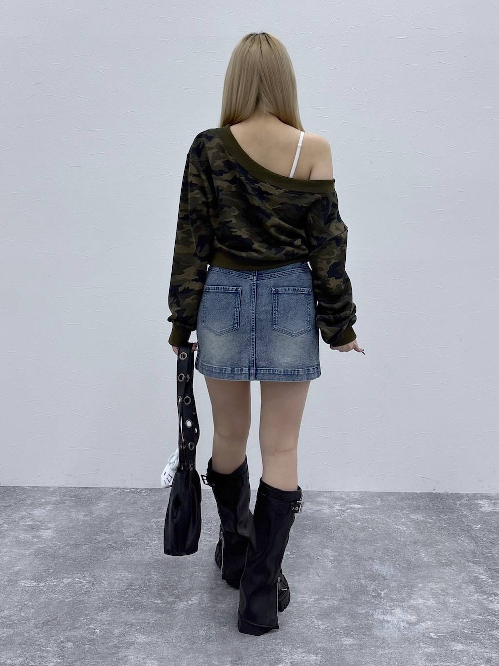 ブラック系のブーツ、ブラック系のショルダーバッグ、その他のスウェットを着用したレディースの春コーディネートの4枚目の写真