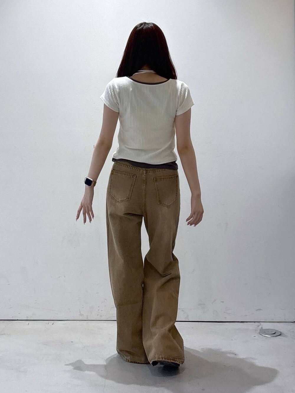 ホワイト系のTシャツ/カットソー、イエロー系のデニムパンツを着用したレディースの夏コーディネートの4枚目の写真