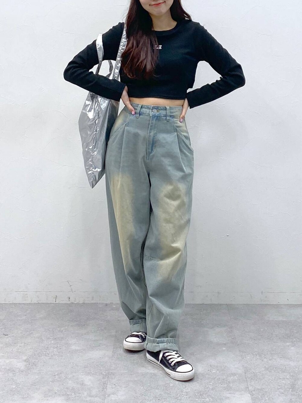 グレー系のトートバッグ、ブルー系のデニムパンツ、ブラック系のTシャツ/カットソーを着用したレディースの春コーディネートの2枚目の写真
