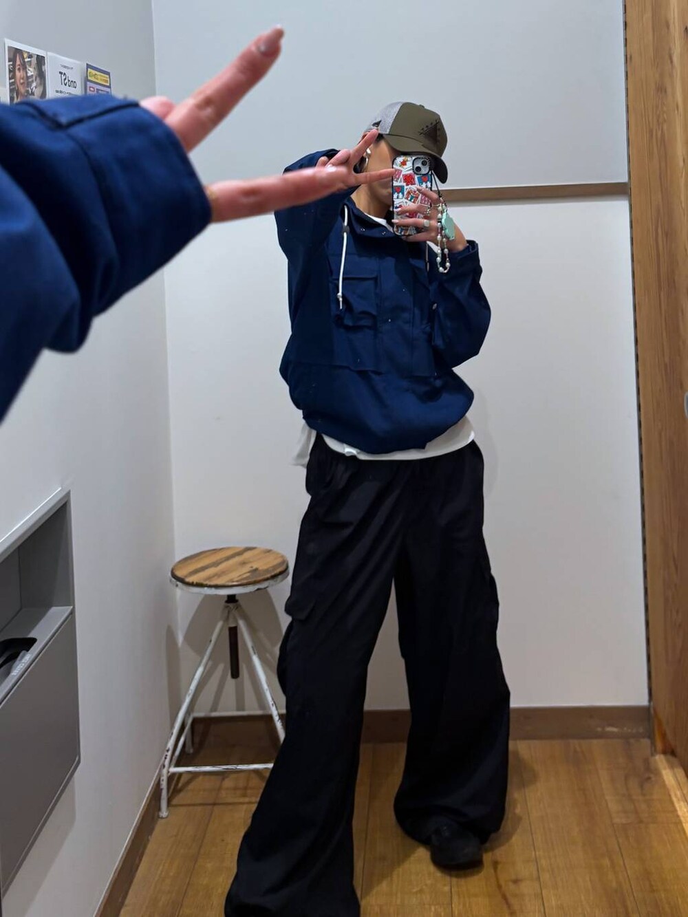 ブルー系のマウンテンパーカー、その他のタンクトップを着用したレディースの春コーディネートの7枚目の写真