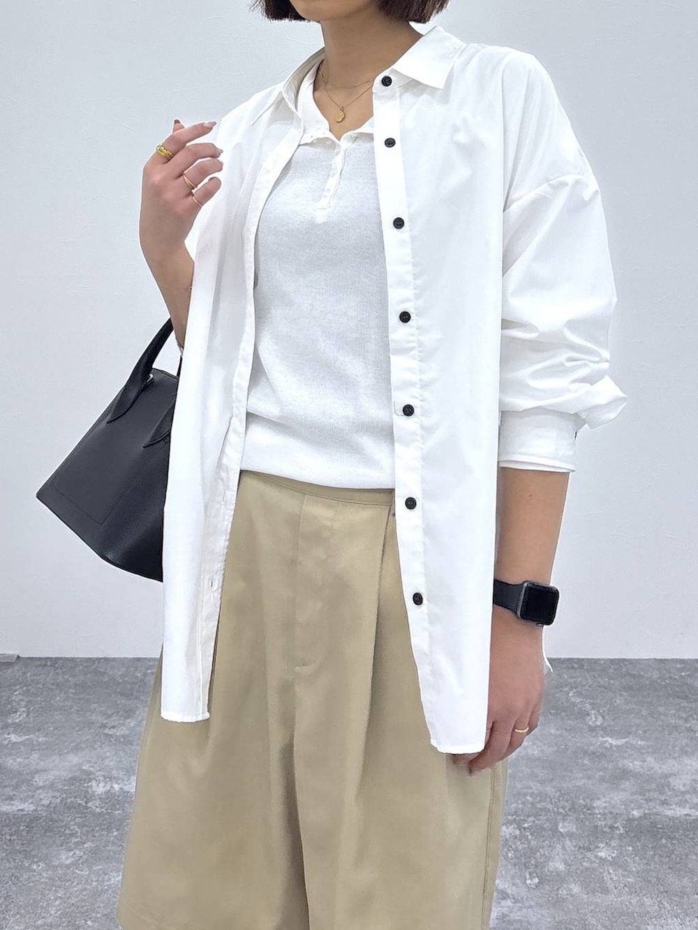 ブラック系のローファー、ブラック系のショルダーバッグ、ホワイト系のシャツ/ブラウスを着用したレディースの春コーディネートの6枚目の写真