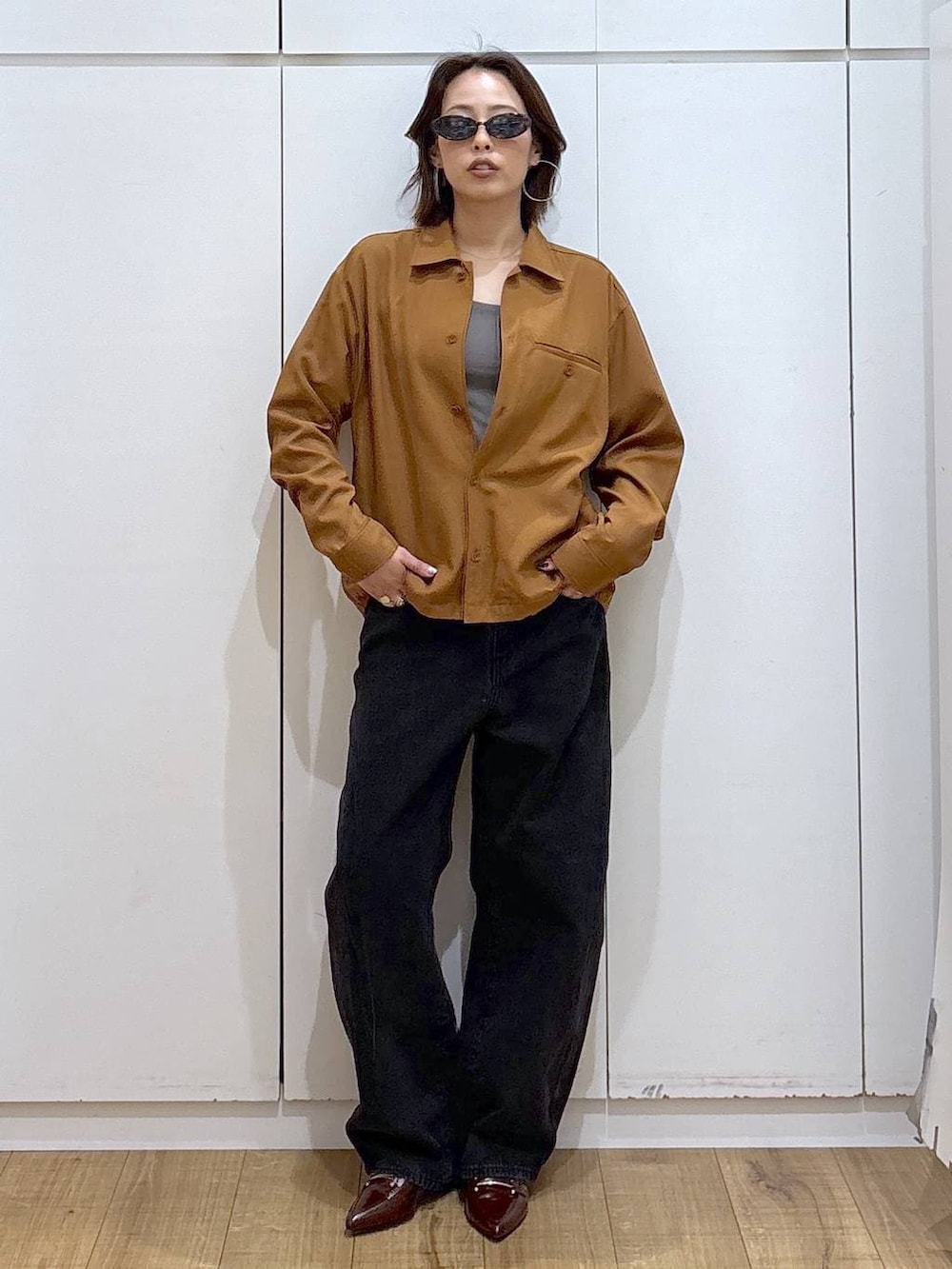 ブラック系のデニムパンツ、ブラウン系のシャツ/ブラウス、ブラウン系のローファーを着用したレディースの春コーディネートの7枚目の写真