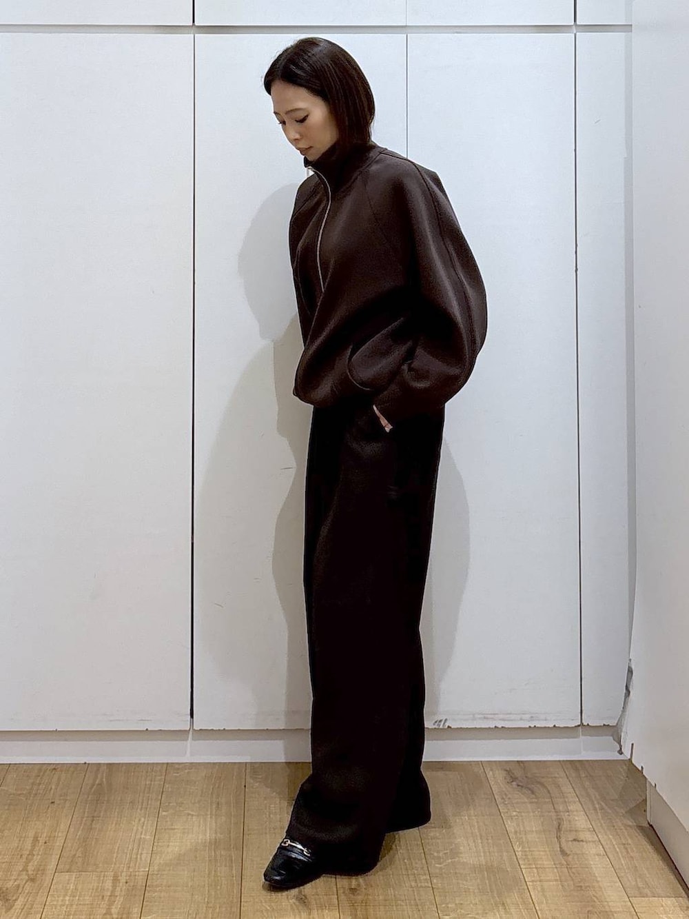 ブラック系のローファー、ブラウン系のブルゾン、ブラウン系のその他パンツを着用したレディースの冬コーディネートの4枚目の写真