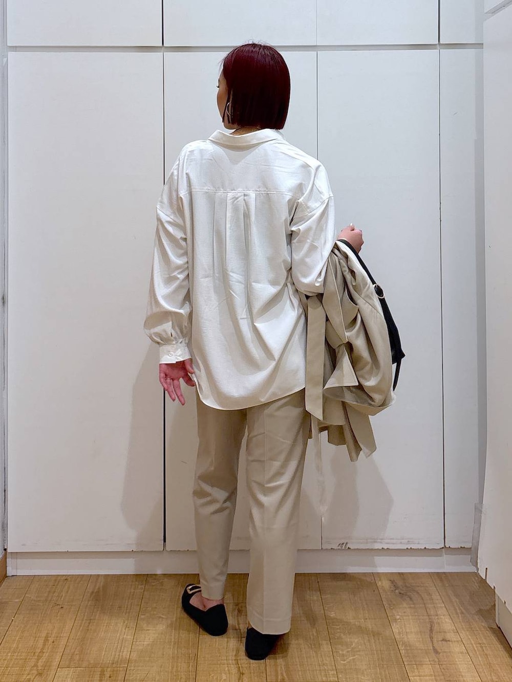 「体型カバー、高見え、高身長、ママコーデ、骨格ストレート、GLOBAL WORK、着痩せ・細見え」|「GLOBAL WORKのウツクシルエットテーパードパンツ/133595(その他パンツ、ベージュ系)」を使った、ココさん(レディース・165cm)の春コーディネートの4枚目の写真
