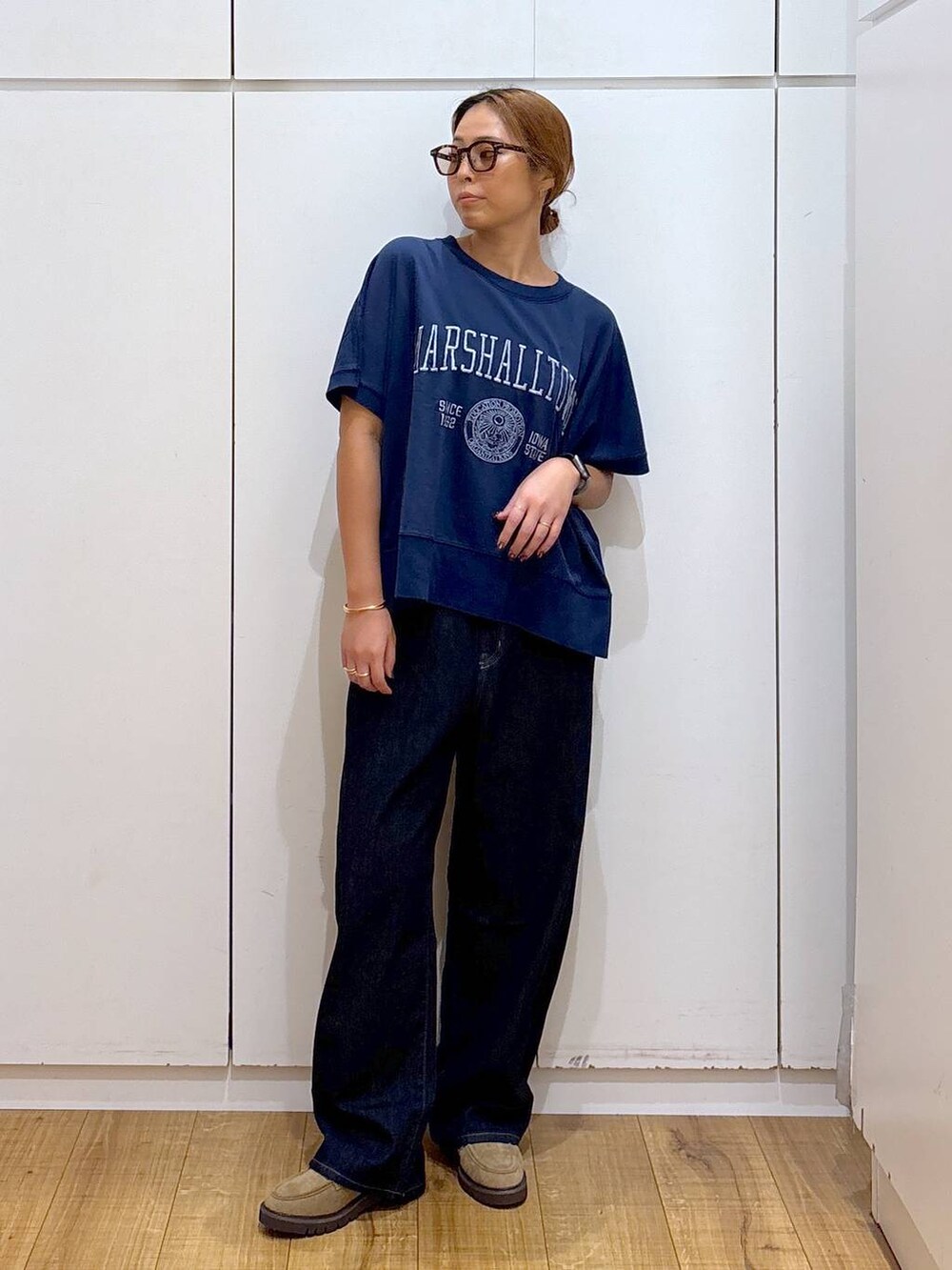 ブルー系のデニムパンツ、ベージュ系のローファー、ブルー系のTシャツ/カットソーを着用したレディースの秋コーディネートの4枚目の写真