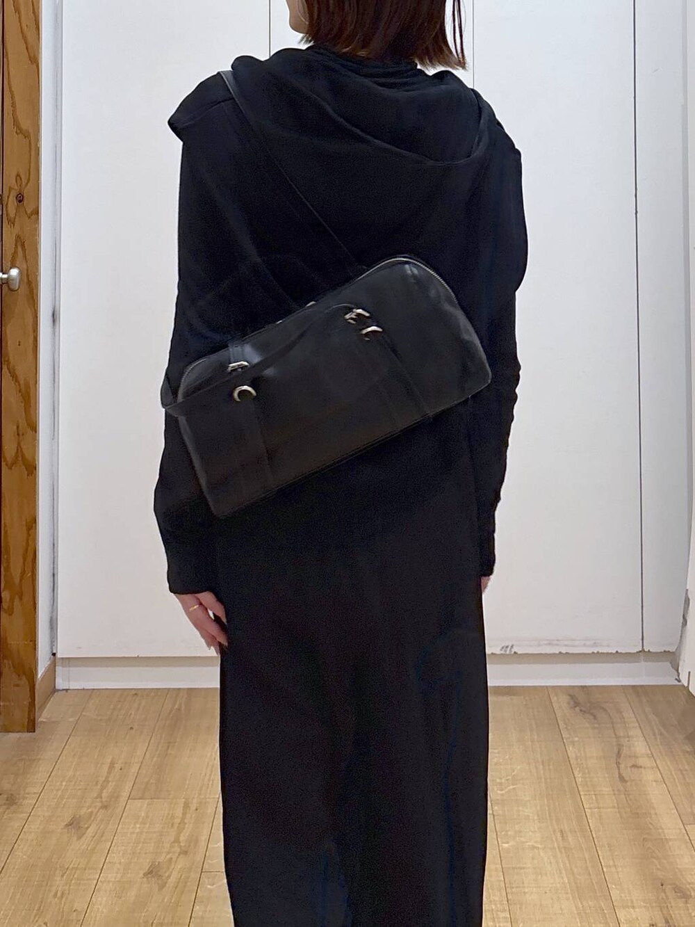 ブラック系のTシャツ/カットソー、ブラック系のその他パンツ、ブラック系のベストを着用したレディースの春コーディネートの6枚目の写真