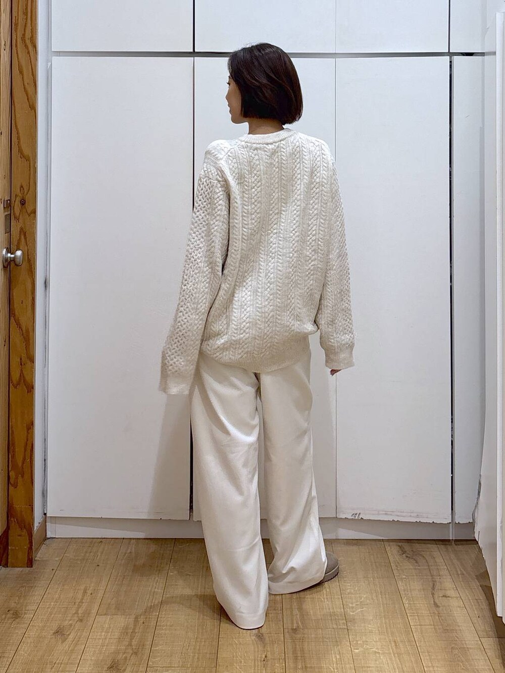 ホワイト系のニット/セーター、グレー系のその他パンツ、ベージュ系のブーツを着用したレディースの冬コーディネートの5枚目の写真