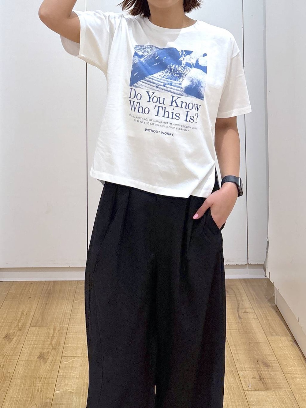 ピンク系のシャツ/ブラウス、ホワイト系のTシャツ/カットソー、ブラック系のその他パンツを着用したレディースの春コーディネートの4枚目の写真