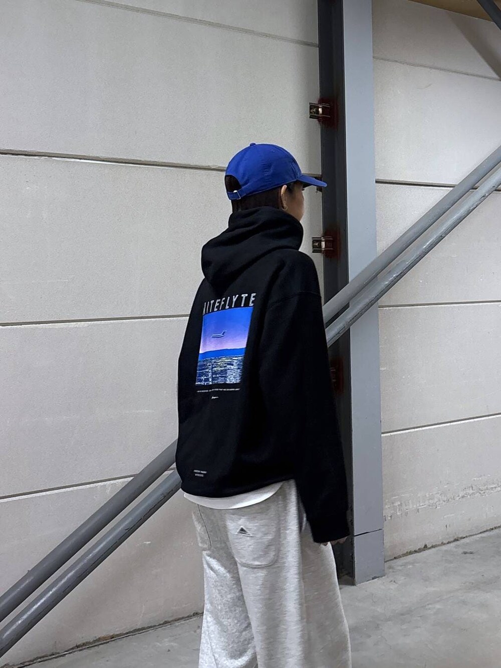 ホワイト系のTシャツ/カットソー、ブラック系のTシャツ/カットソー、ブルー系のハットを着用したレディースの冬コーディネートの7枚目の写真
