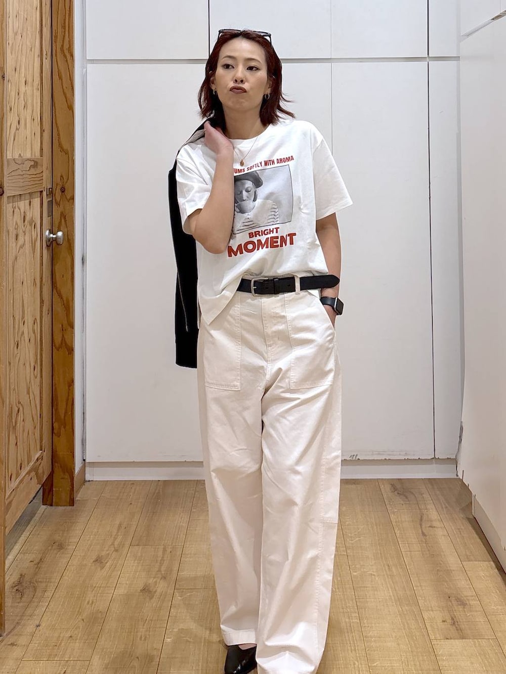 ブラック系のパンプス、ホワイト系のTシャツ/カットソー、ベージュ系のその他パンツを着用したレディースの春コーディネートの7枚目の写真