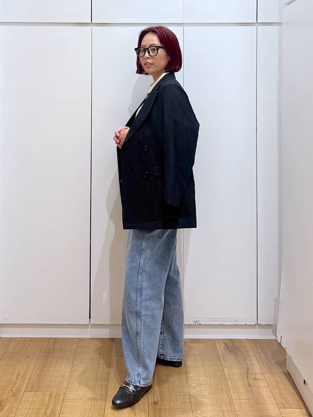 「体型カバー、高見え、高身長、ママコーデ、骨格ストレート、GLOBAL WORK、着痩せ・細見え、ジャケット、春コーデ、デニムパンツ」｜「GLOBAL WORKのGOODデニムバギーパンツ/118365（デニムパンツ、ブルー系）」を使った、ココさん（レディース・165cm）の春コーディネートの2枚目の写真