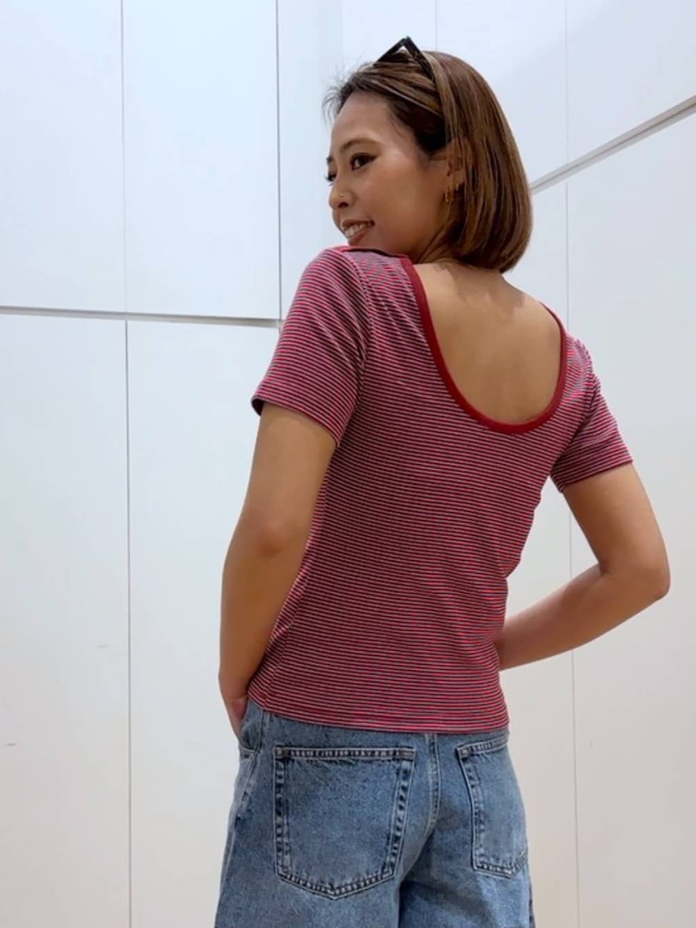 ブルー系のデニムパンツ、レッド系のTシャツ/カットソーを着用したレディースの春コーディネートの3枚目の写真