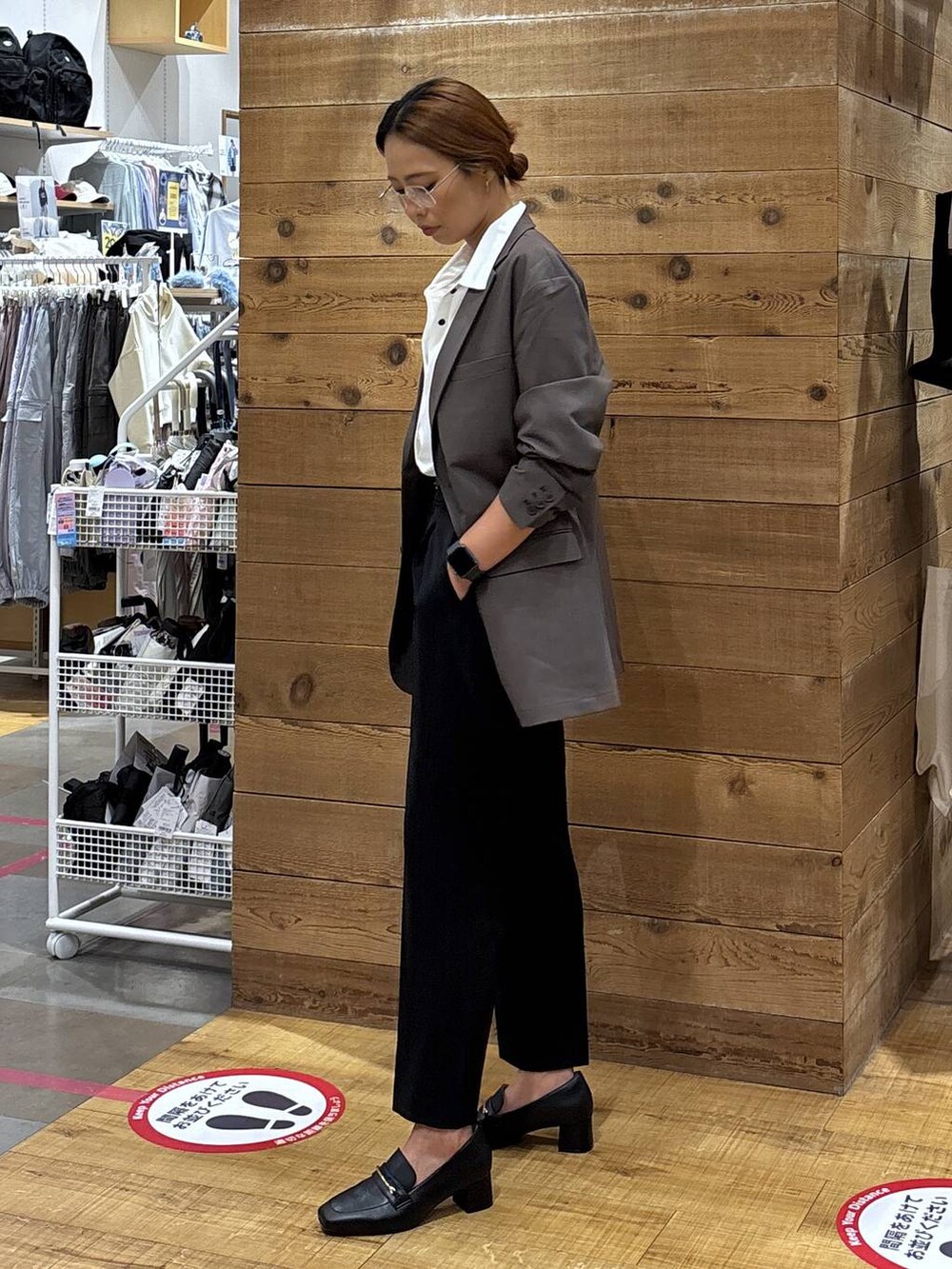 ブラック系のローファー、ブラウン系のテーラードジャケット、ブラック系のその他パンツを着用したレディースの秋コーディネートの3枚目の写真