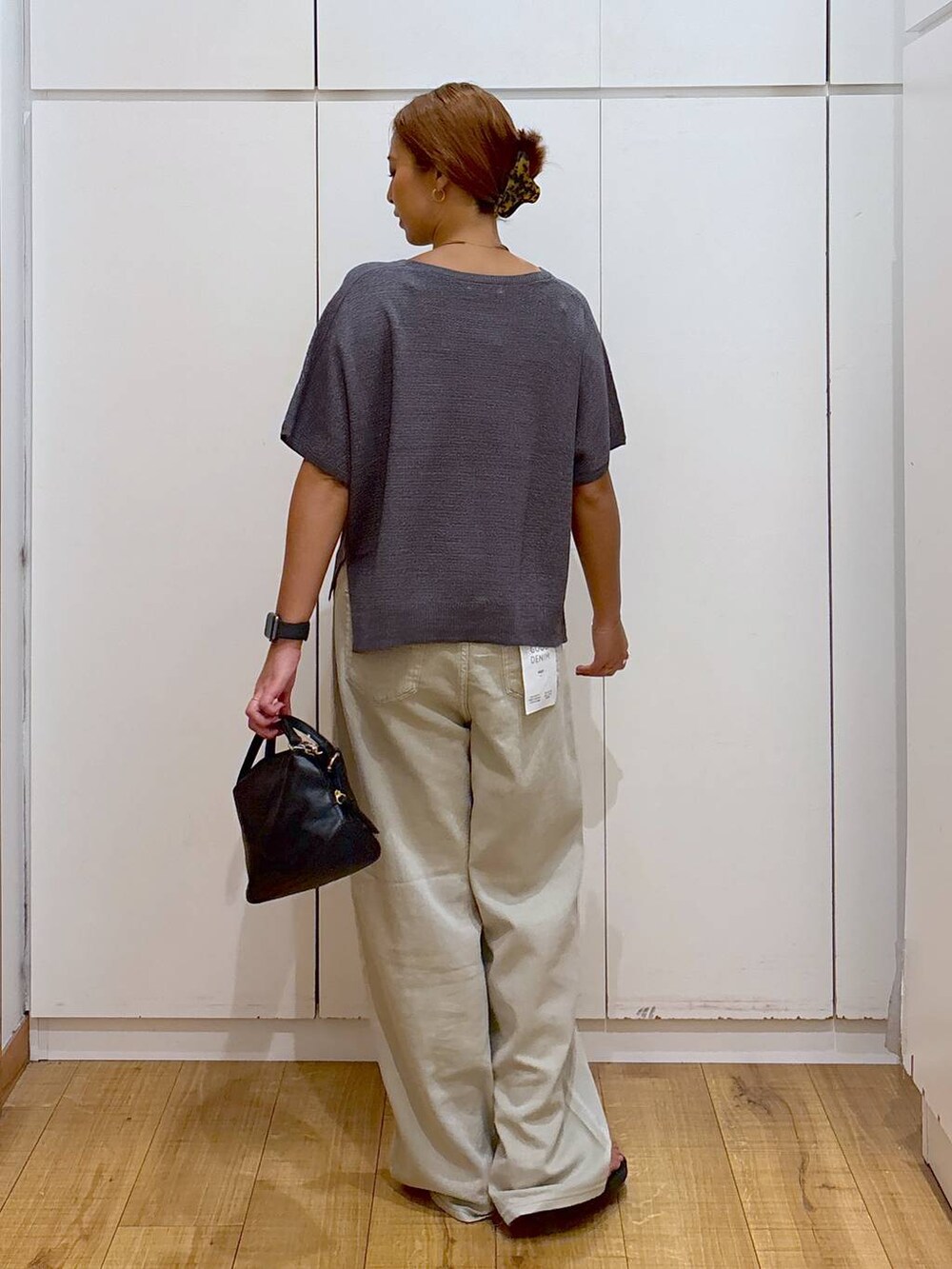 ブラック系のショルダーバッグ、グレー系のニット/セーター、ブラック系のキャミソールを着用したレディースの秋コーディネートの2枚目の写真