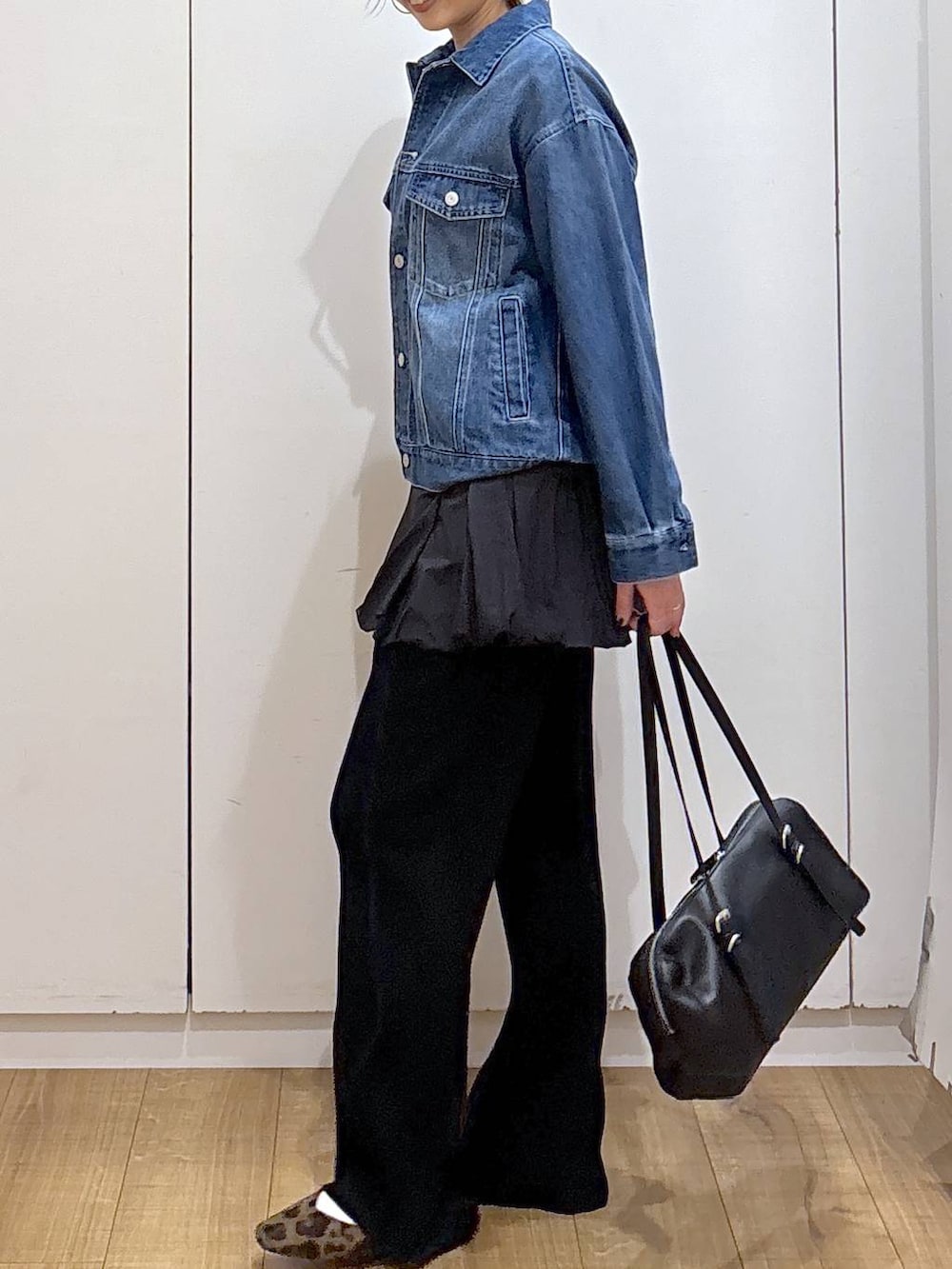 その他のパンプス、ブルー系のデニムジャケット、ブラック系のその他パンツを着用したレディースの春コーディネートの4枚目の写真