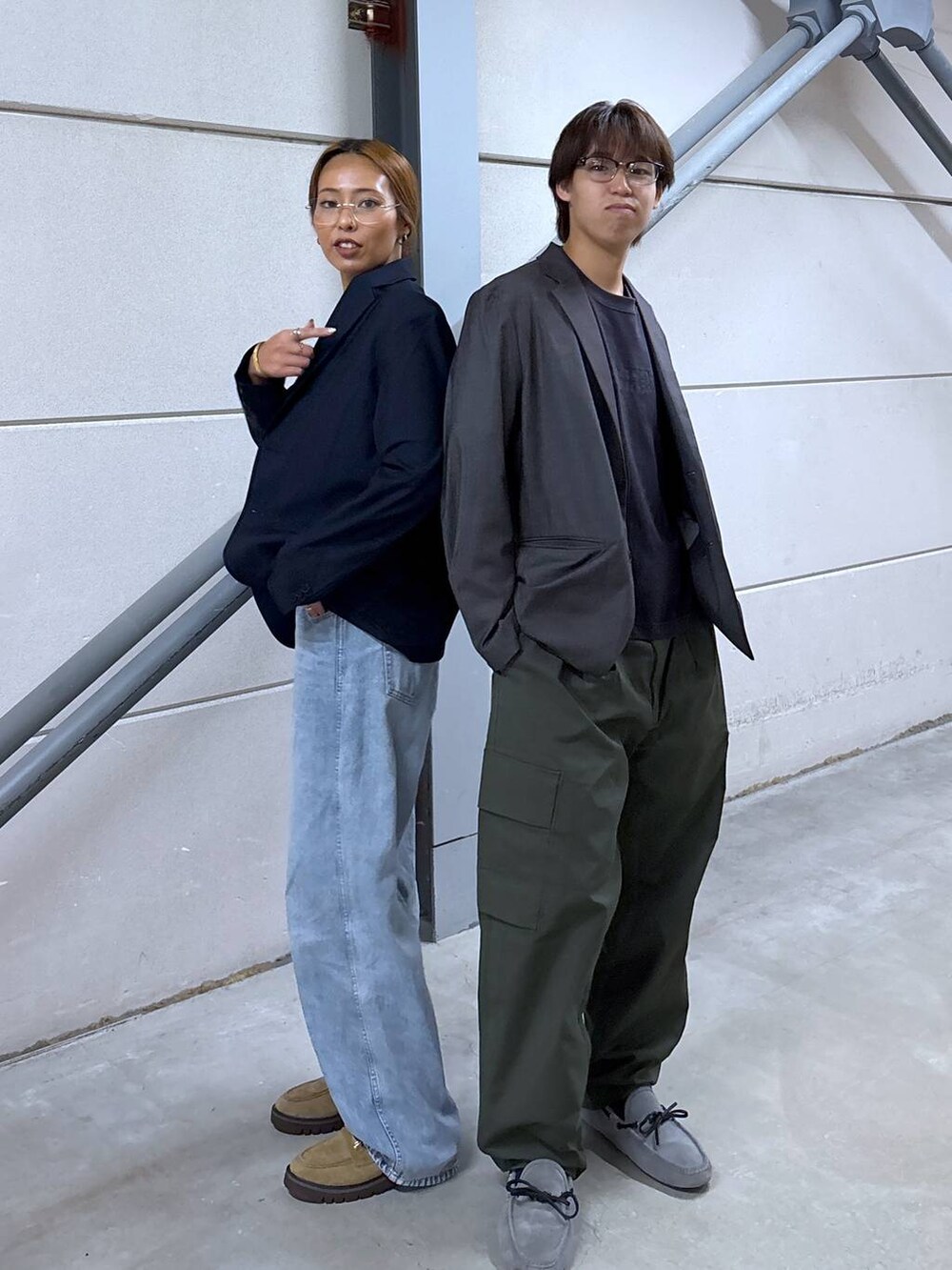 グリーン系のカーゴパンツ、ブルー系のデニムパンツ、ブラック系のTシャツ/カットソーを着用したレディースの秋コーディネートの4枚目の写真