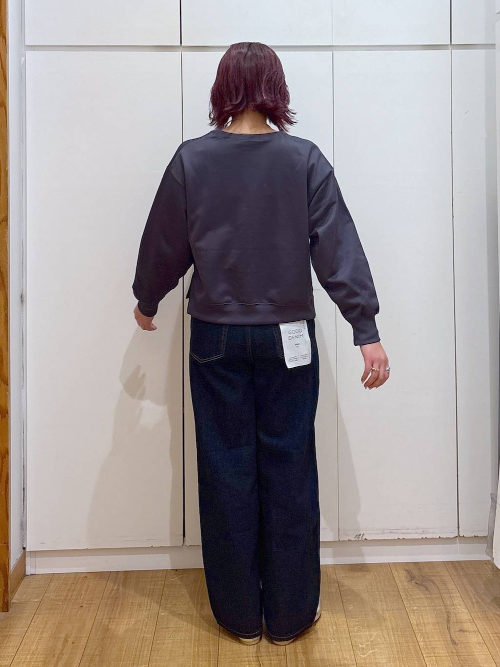 ブルー系のデニムパンツ、シルバー系のパンプス、ベージュ系のテーラードジャケットを着用したレディースの春コーディネートの6枚目の写真