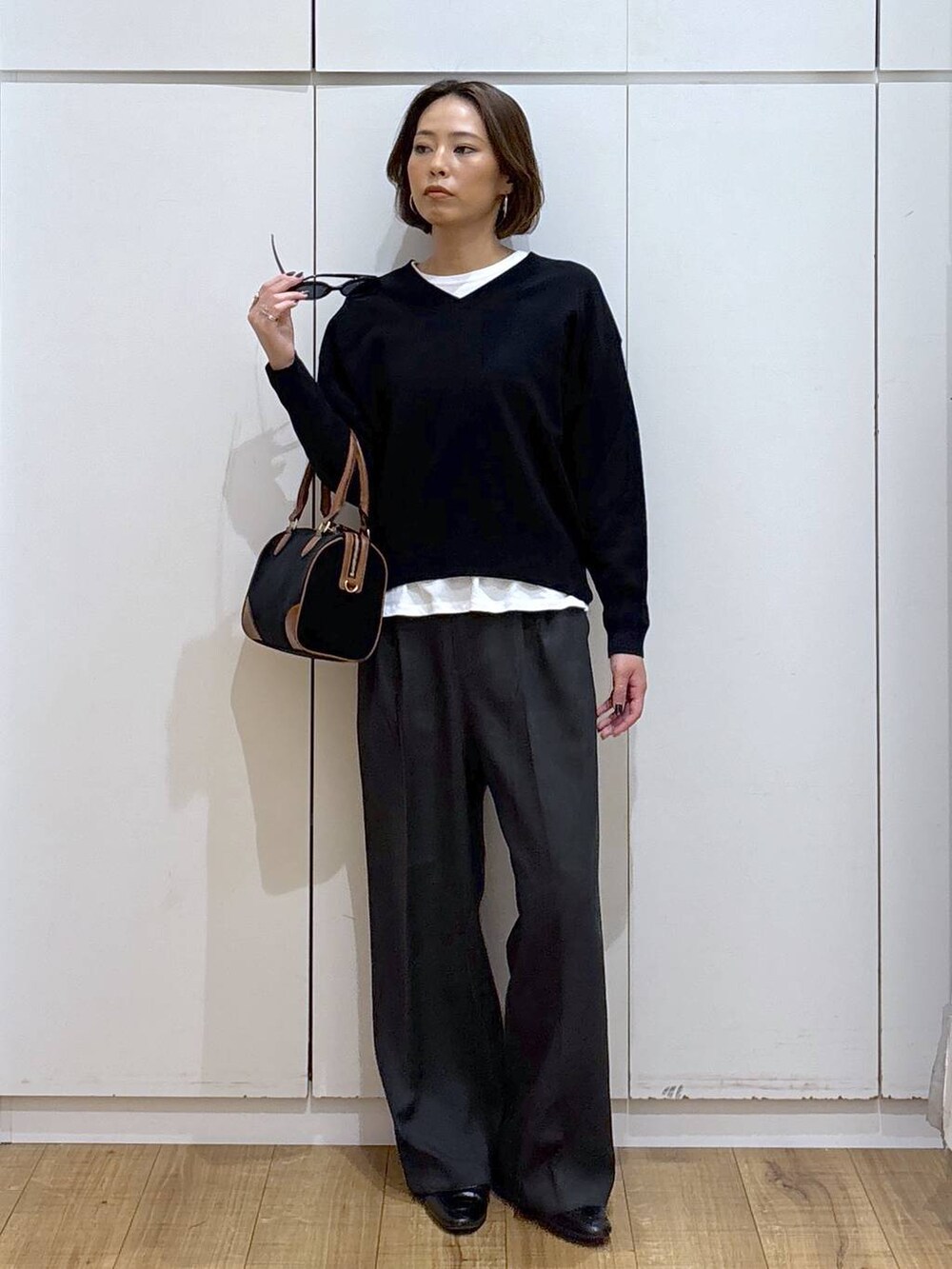 ブラック系のローファー、ブラック系のスウェット、グレー系のその他パンツを着用したレディースの秋コーディネートの3枚目の写真