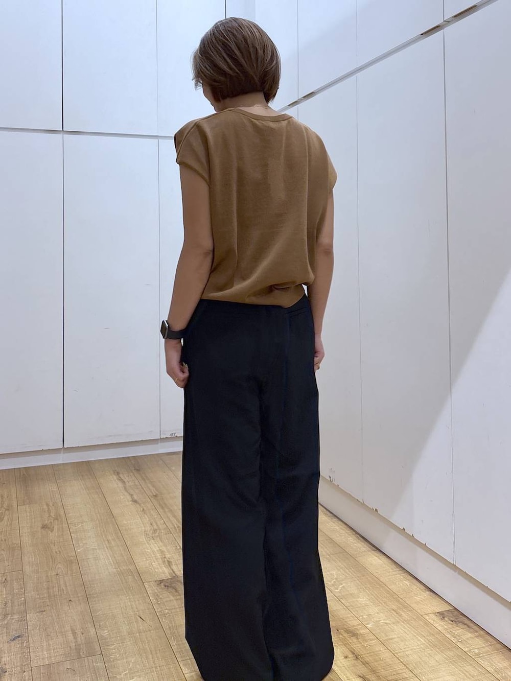 ブラック系のその他パンツ、ブラウン系のTシャツ/カットソー、ベージュ系のサンダルを着用したレディースの夏コーディネートの5枚目の写真
