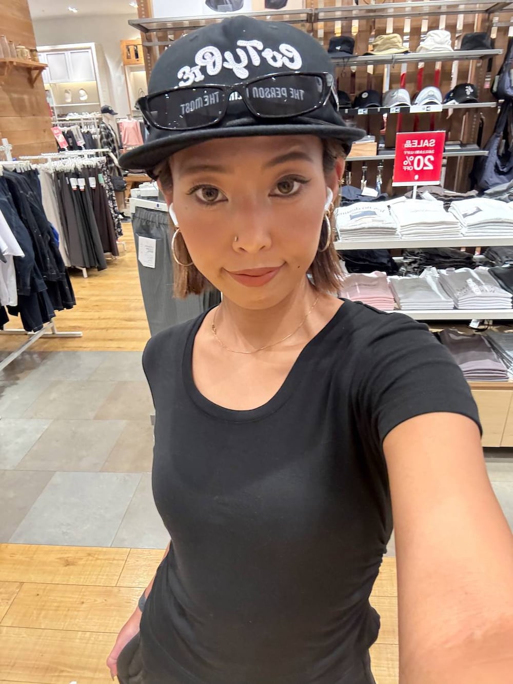ブラック系のその他パンツ、ブラック系のサンダルを着用したレディースの夏コーディネートの4枚目の写真