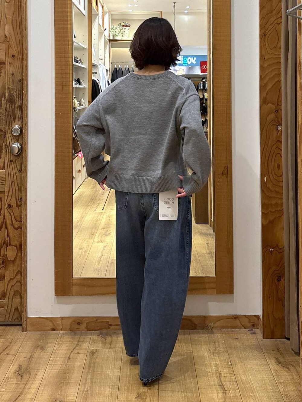 ブルー系のデニムパンツ、ブラウン系のブーツを着用したレディースの冬コーディネートの4枚目の写真