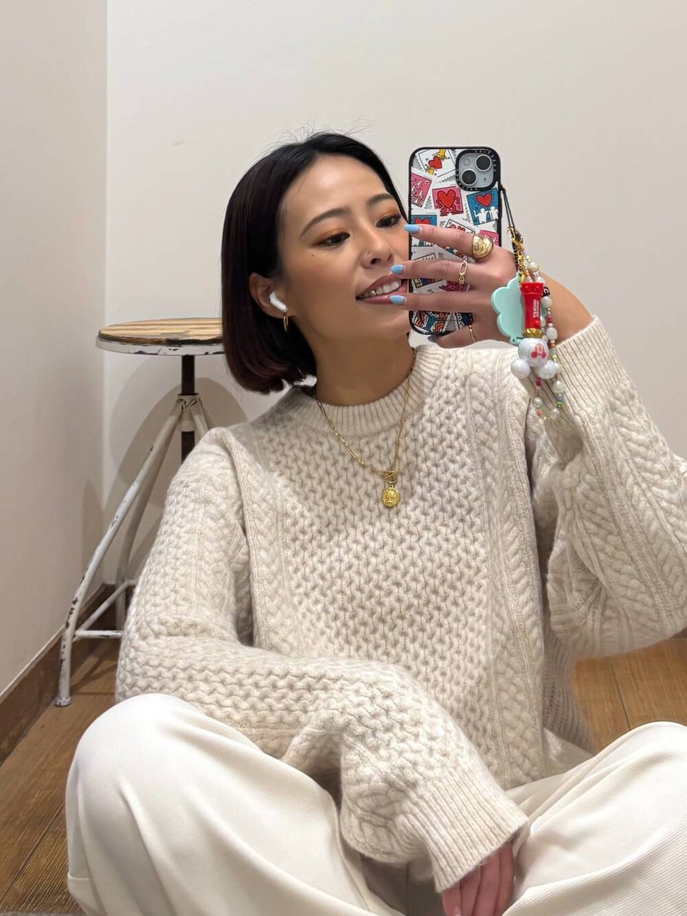 ホワイト系のニット/セーター、グレー系のその他パンツを着用したレディースの冬コーディネートの3枚目の写真