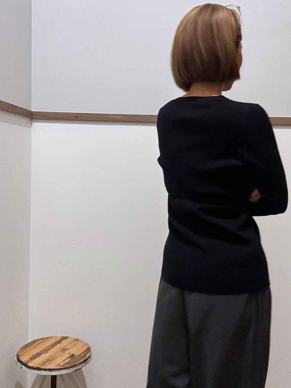 ブラック系のカーディガン/ボレロ、グレー系のその他パンツ、ブラック系のキャミソールを着用したレディースの秋コーディネートの4枚目の写真