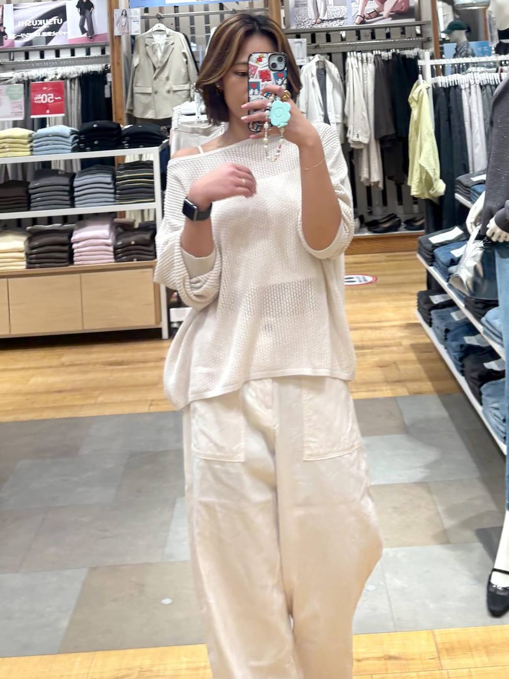 ホワイト系のキャミソール、ベージュ系のその他パンツ、ホワイト系のニット/セーターを着用したレディースの春コーディネートの7枚目の写真