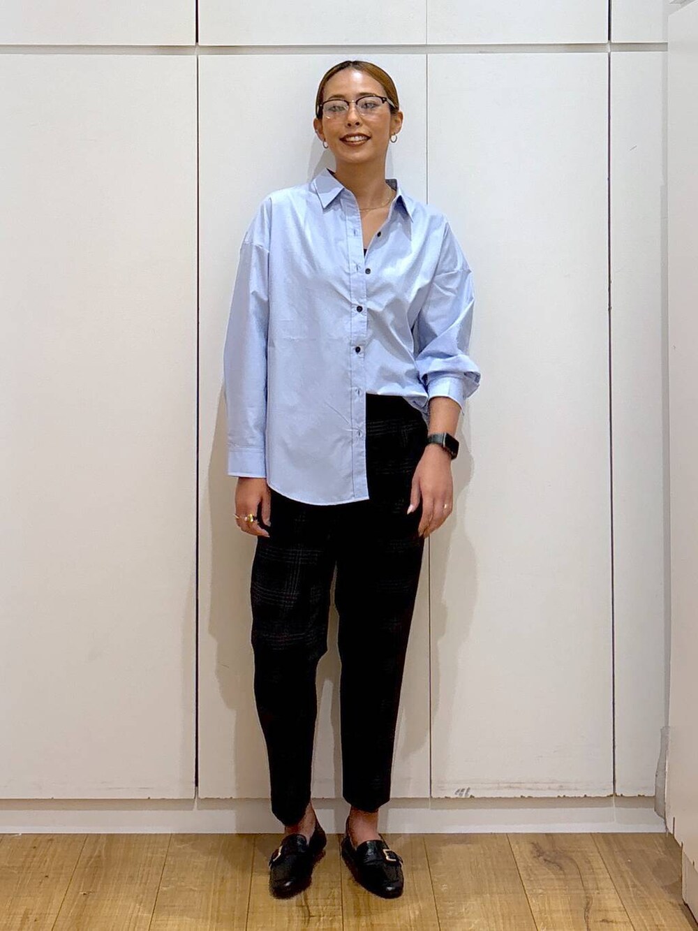 ブラック系のローファー、ブラック系のキャミソール、ブルー系のその他パンツを着用したレディースの秋コーディネートの3枚目の写真