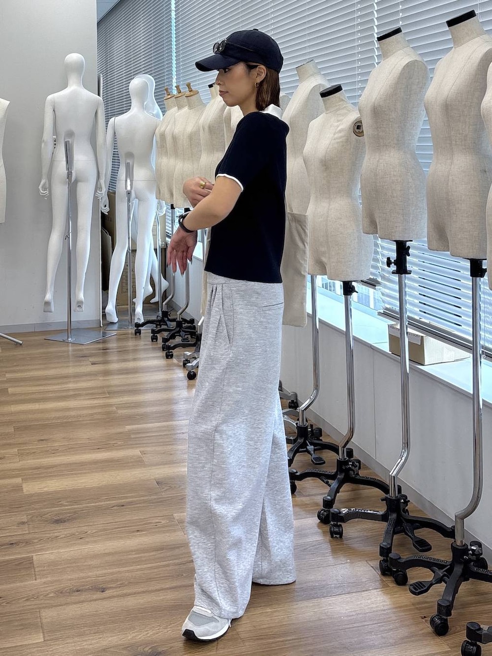 ホワイト系のトートバッグ、グレー系のその他パンツ、ブルー系のニット/セーターを着用したレディースの夏コーディネートの3枚目の写真