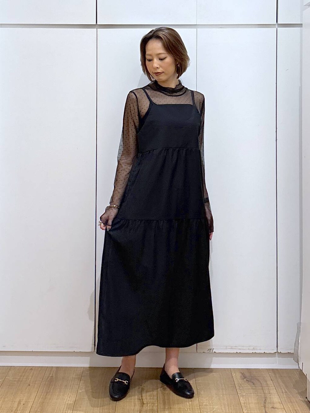 ブラック系のローファー、ブラック系のテーラードジャケット、ブラック系のTシャツ/カットソーを着用したレディースの秋コーディネートの6枚目の写真