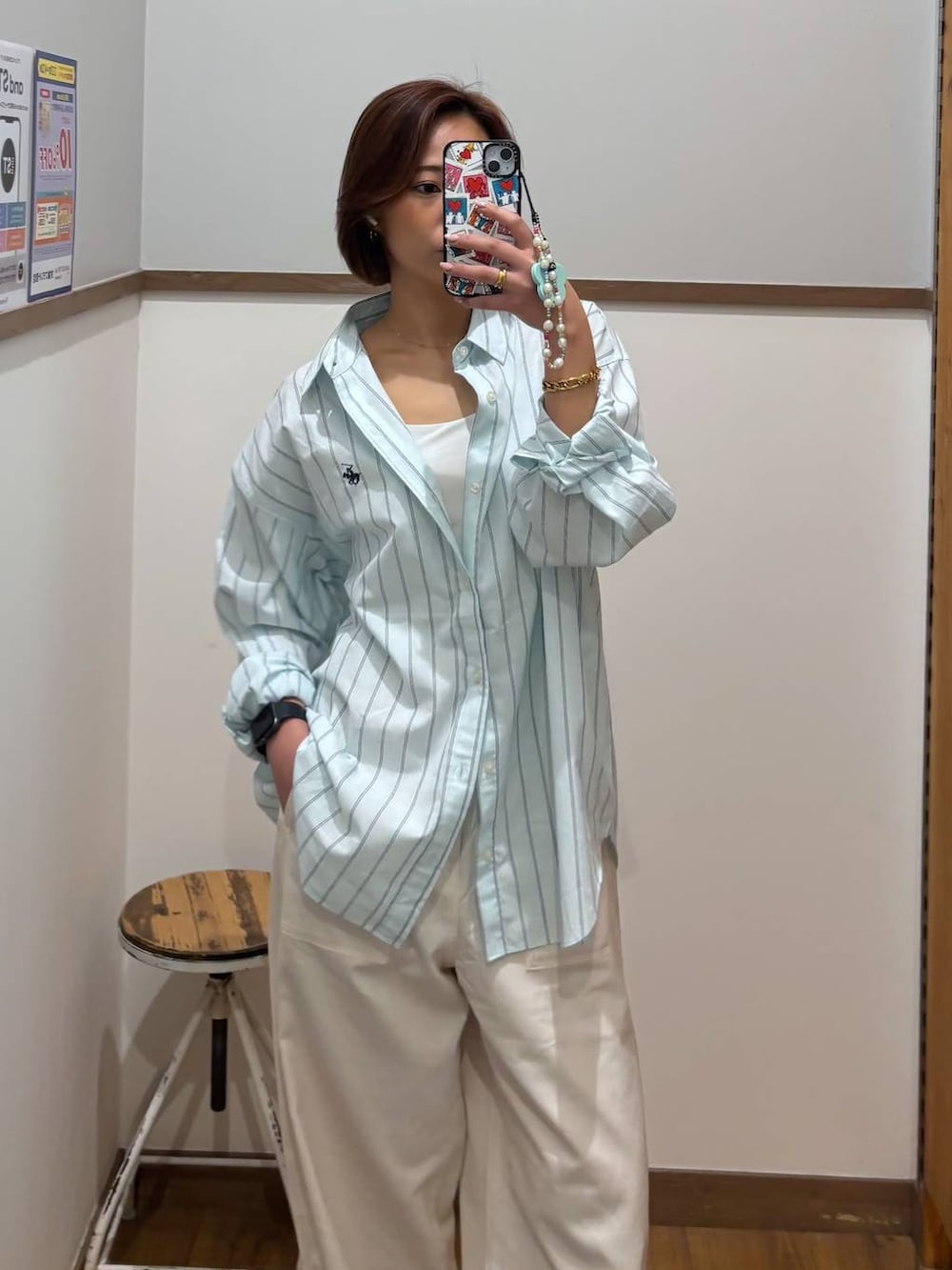 ブラック系のローファー、ブルー系のシャツ/ブラウス、ベージュ系のその他パンツを着用したレディースの春コーディネートの2枚目の写真