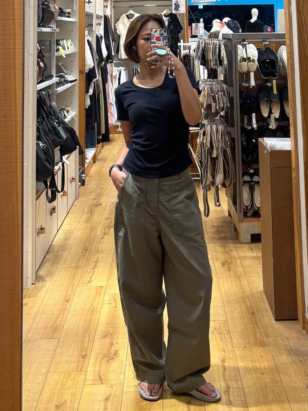 グリーン系のその他パンツ、ベージュ系のサンダルを着用したレディースの夏コーディネートの4枚目の写真