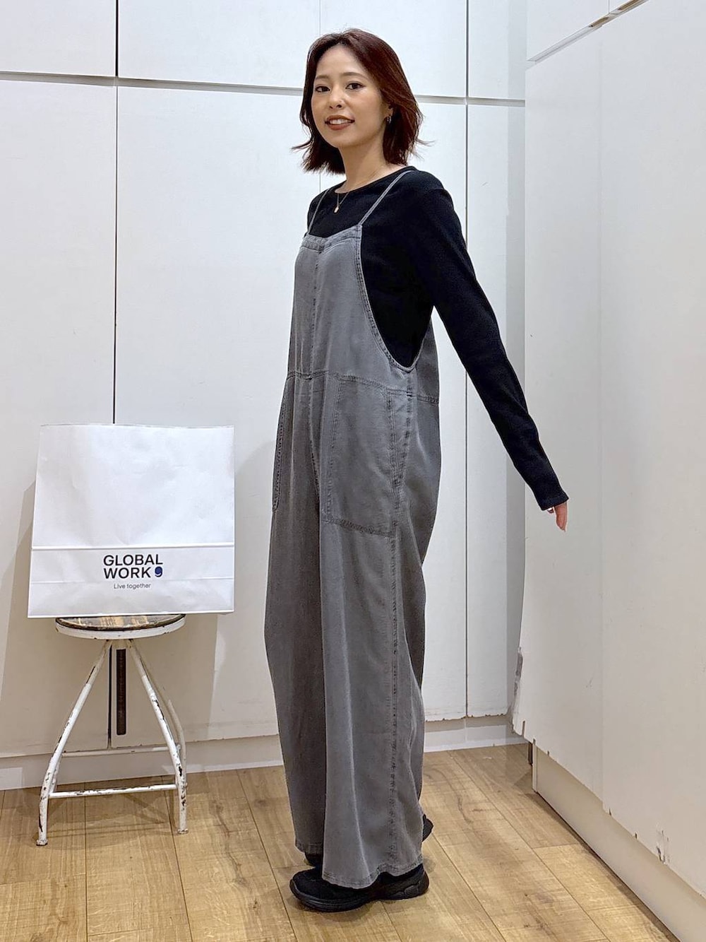 ブラック系のサロペット/オーバーオール、ゴールド系のネックレスを着用したレディースの春コーディネートの3枚目の写真