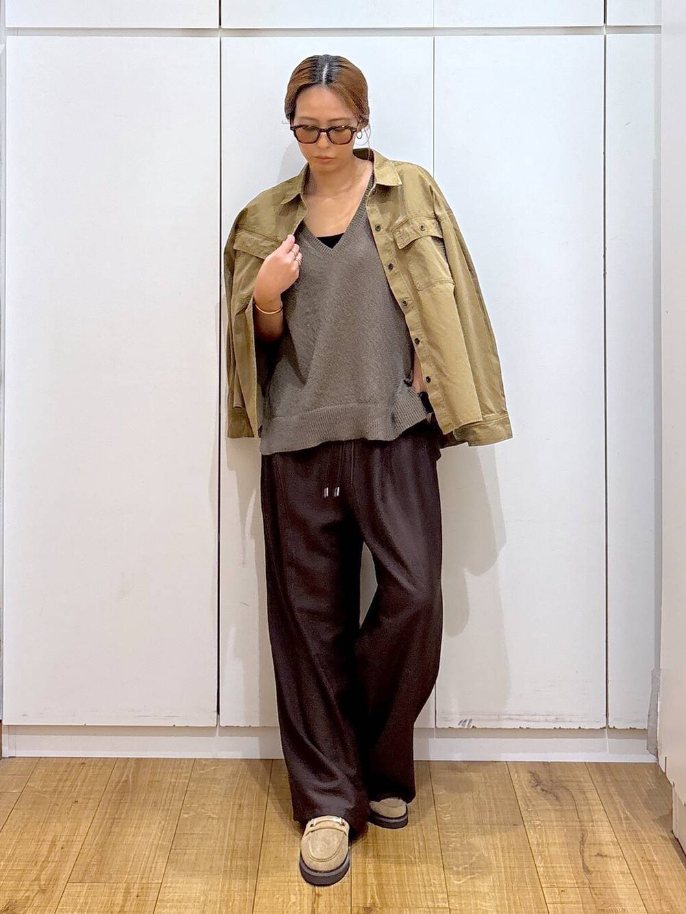 ブラック系のキャミソール、ブラウン系のその他パンツ、ブラウン系のベストを着用したレディースの秋コーディネートの3枚目の写真