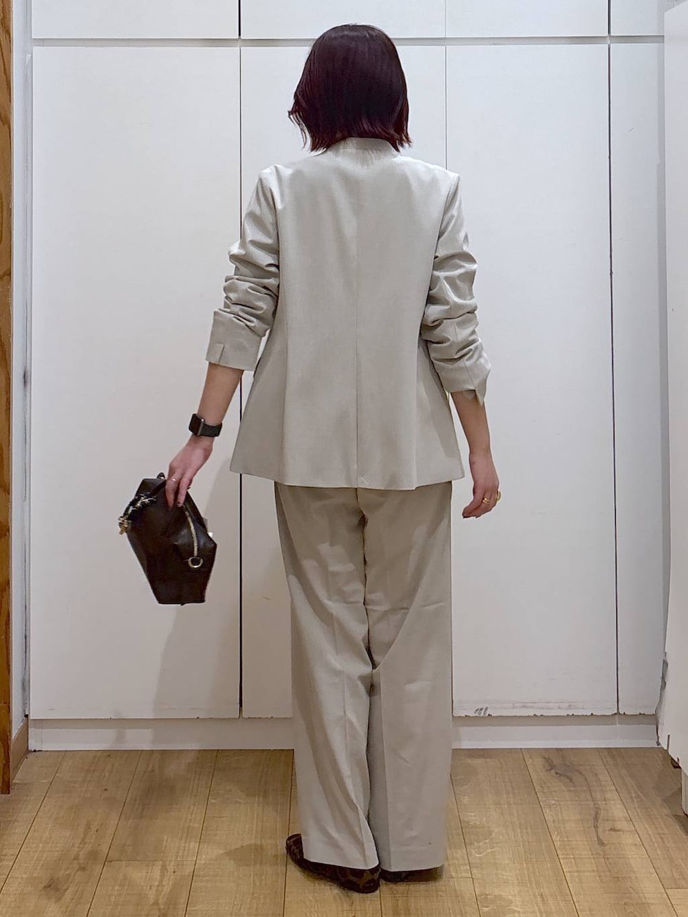 その他のパンプス、ベージュ系のスラックス、ベージュ系のノーカラージャケットを着用したレディースの春コーディネートの5枚目の写真