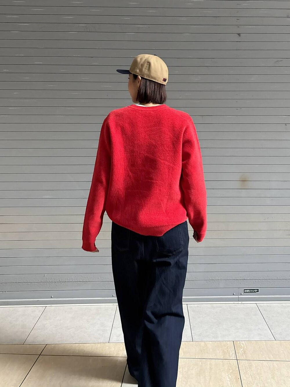 ブルー系のデニムパンツ、レッド系のニット/セーターを着用したレディースの秋コーディネートの7枚目の写真