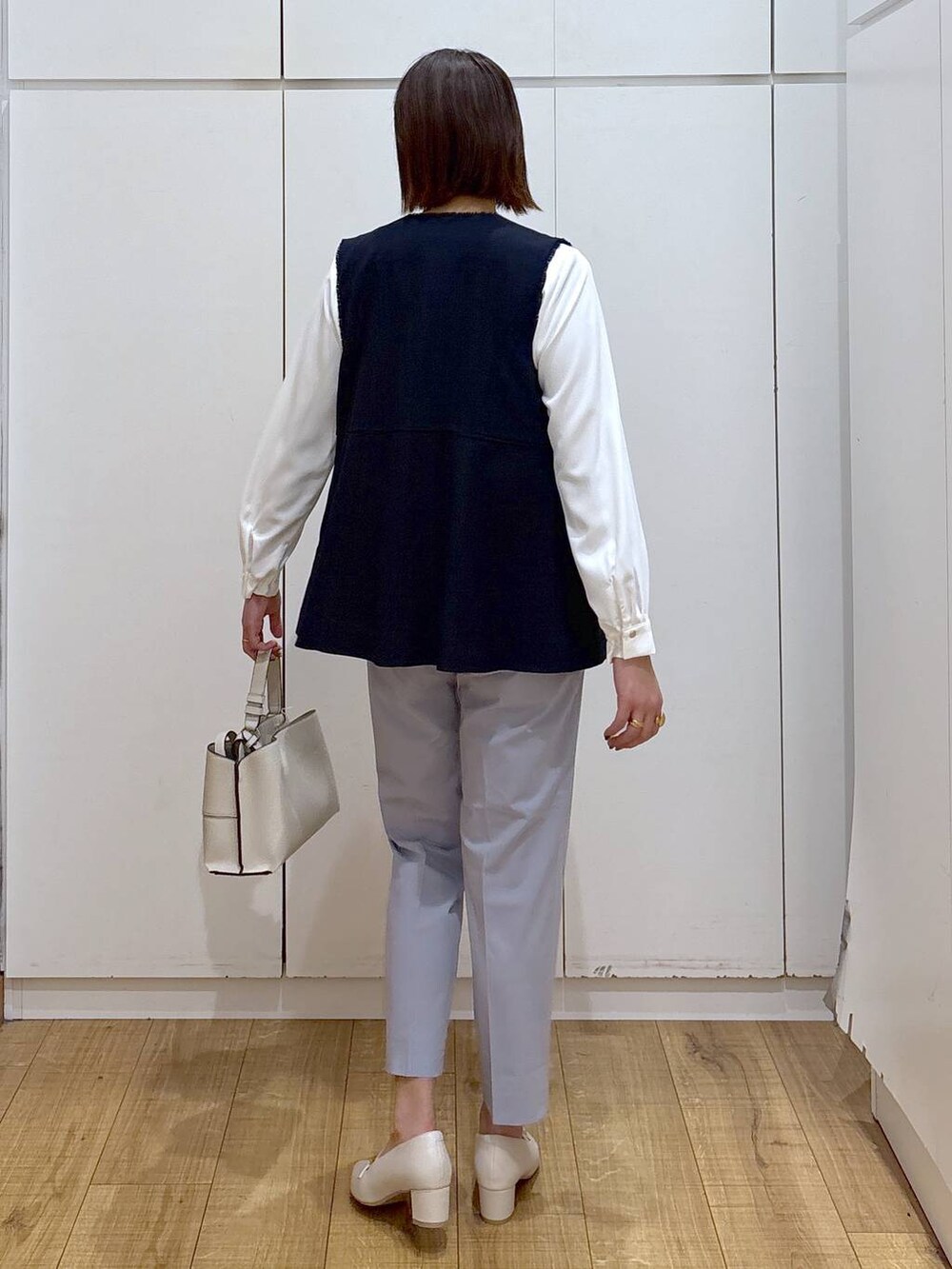 ブルー系のスラックス、ホワイト系のシャツ/ブラウス、ブルー系のその他アウターを着用したレディースの冬コーディネートの6枚目の写真