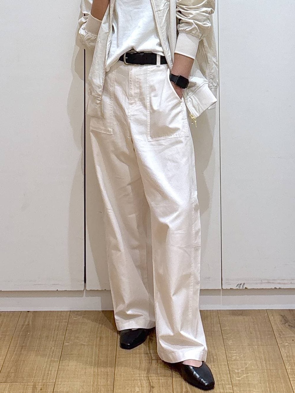 ブラック系のパンプス、ベージュ系のブルゾン、ベージュ系のその他パンツを着用したレディースの春コーディネートの4枚目の写真