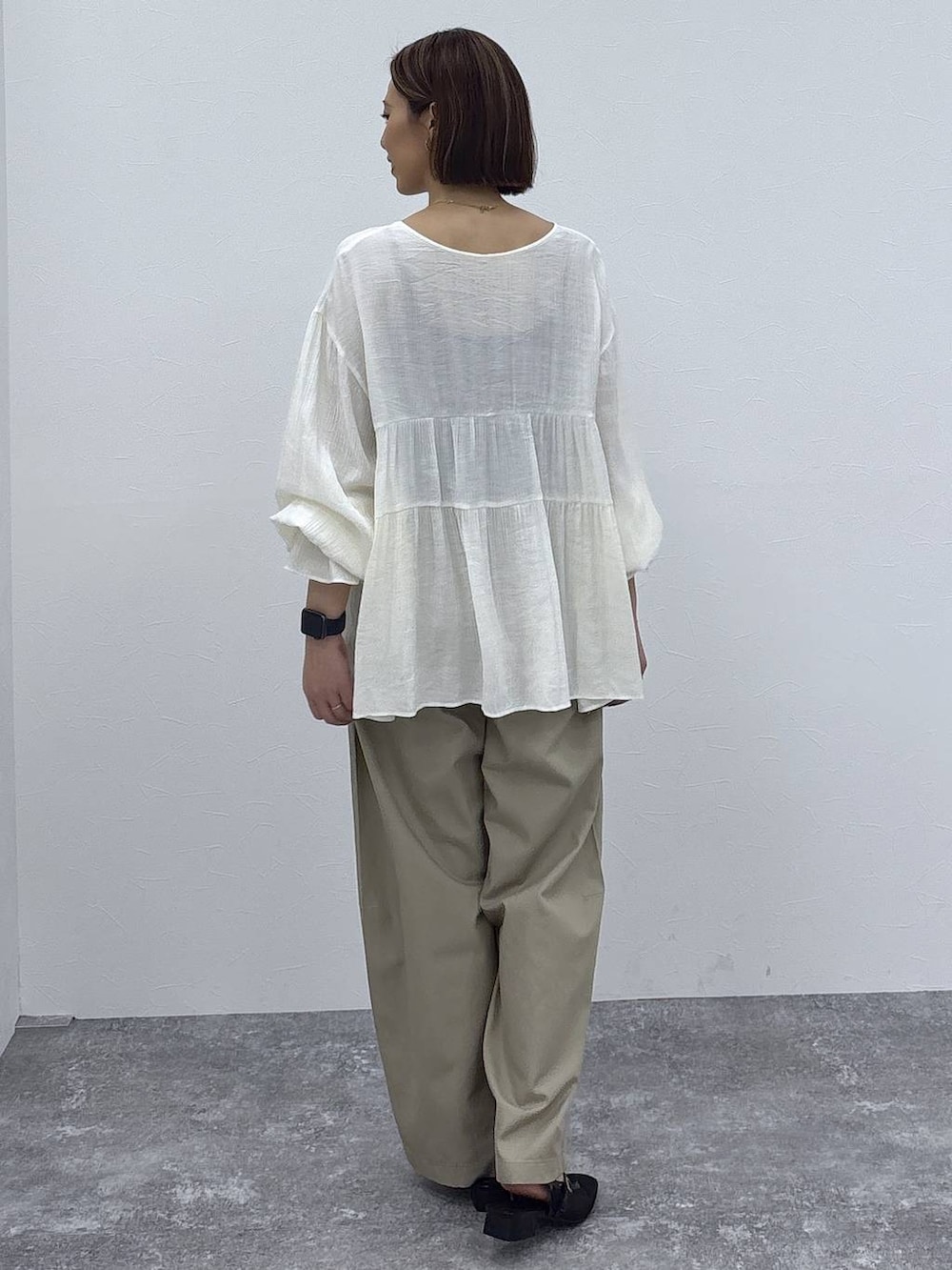 ブラック系のキャミソール、ベージュ系のその他パンツ、ブラック系のパンプスを着用したレディースの春コーディネートの6枚目の写真