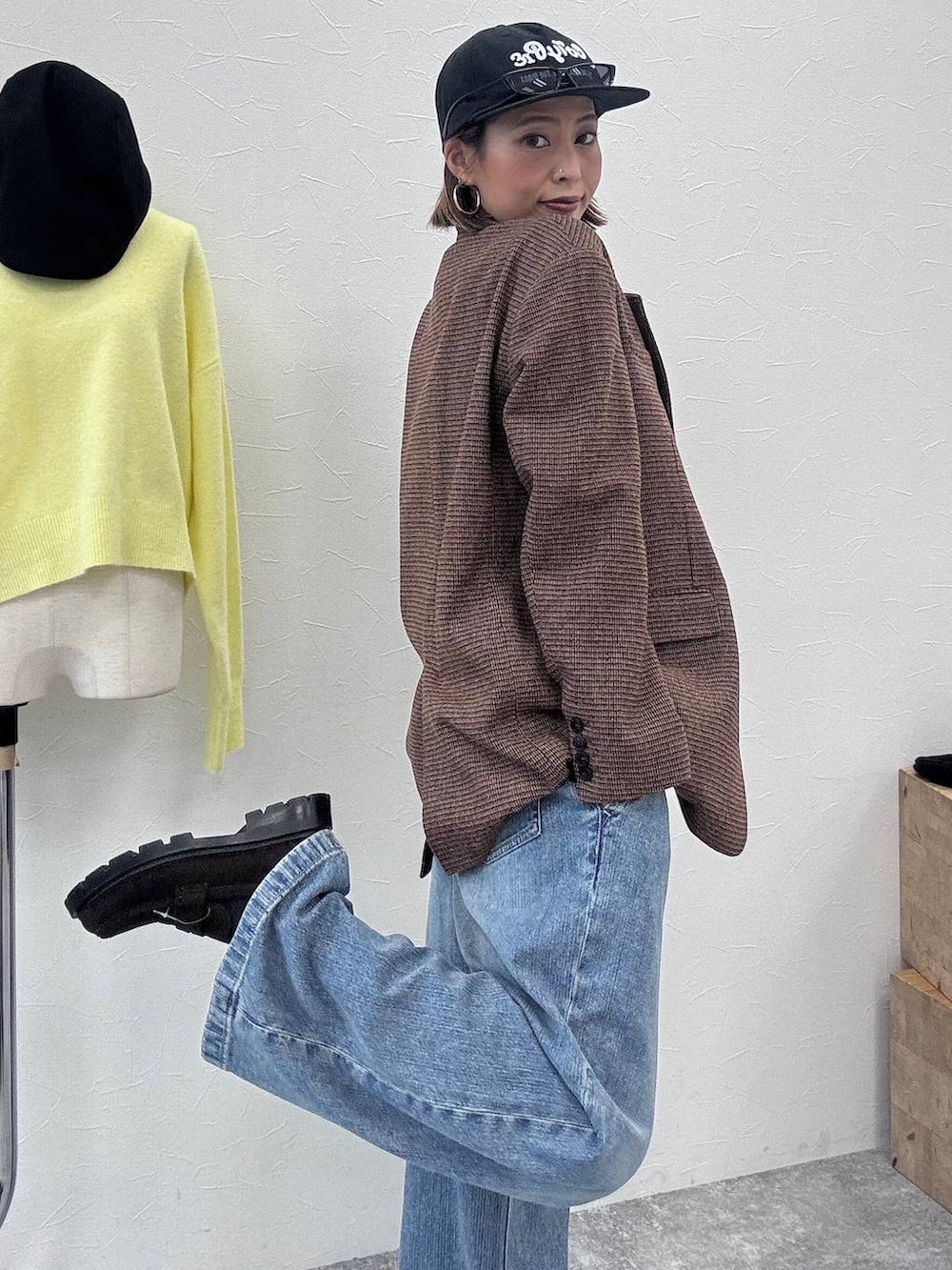 ブラウン系のローファー、ブラウン系のテーラードジャケット、ブラック系のTシャツ/カットソーを着用したレディースの秋コーディネートの5枚目の写真