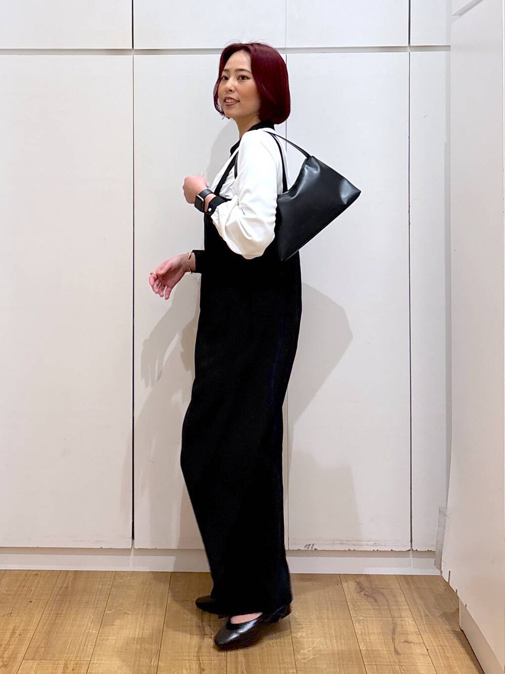 ホワイト系のシャツ/ブラウス、ブラック系のショルダーバッグ、ブラック系のパンプスを着用したレディースの春コーディネートの2枚目の写真