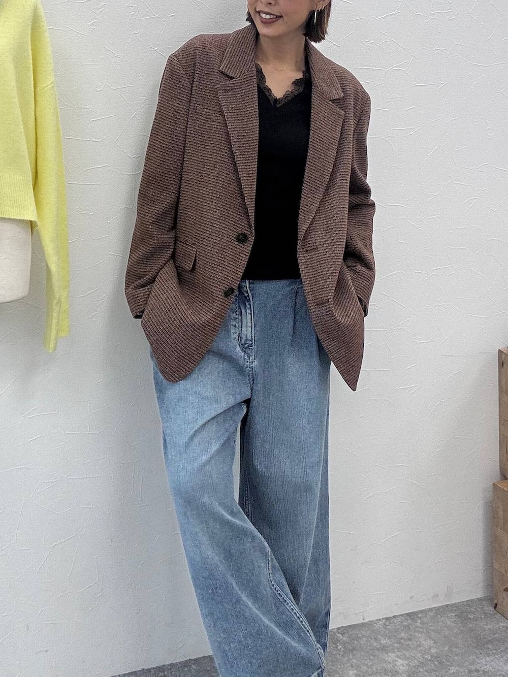 ブラウン系のローファー、ブラウン系のテーラードジャケット、ブラック系のTシャツ/カットソーを着用したレディースの秋コーディネートの3枚目の写真