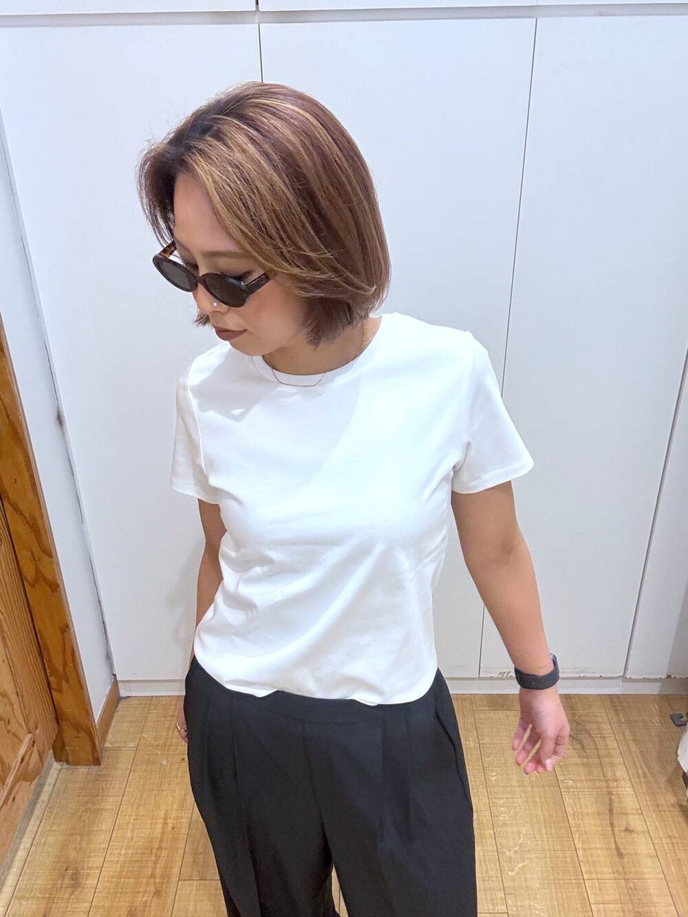 ブラック系のローファー、グレー系のカーディガン/ボレロ、ホワイト系のTシャツ/カットソーを着用したレディースの春コーディネートの4枚目の写真