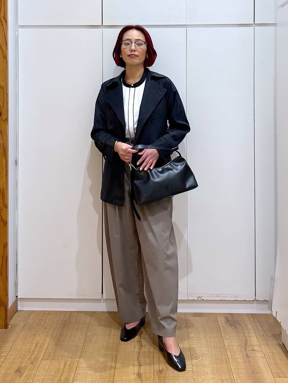 「ブラウス、体型カバー、GLOBAL WORK、トレンチコート、春コーデ、高見え、高身長、ママコーデ、骨格ストレート、着痩せ・細見え」|「GLOBAL WORKのお手入れらくらくパイピングブラウス/133611(シャツ/ブラウス、ホワイト系)」を使った、ココさん(レディース・165cm)の春コーディネートの2枚目の写真